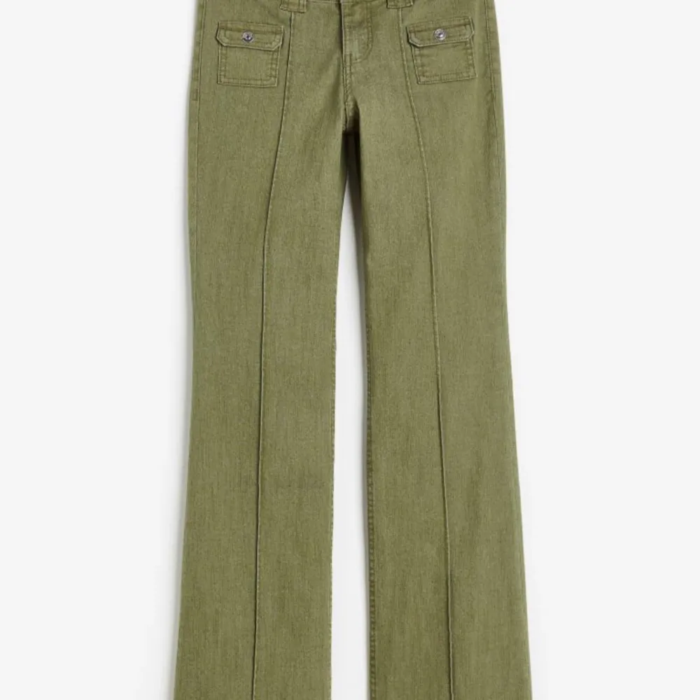 Säljer de likadana jeans som de gröna men i beigea då den inte kommer till användning längre💕. Jeans & Byxor.