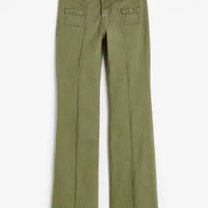Säljer de likadana jeans som de gröna men i beigea då den inte kommer till användning längre💕