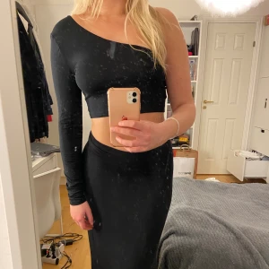 Oneshoulder-tröja - Svart kort tröja med oneshoulder, använd en gång🖤Storlek S men materialet är väldigt stretchigt!