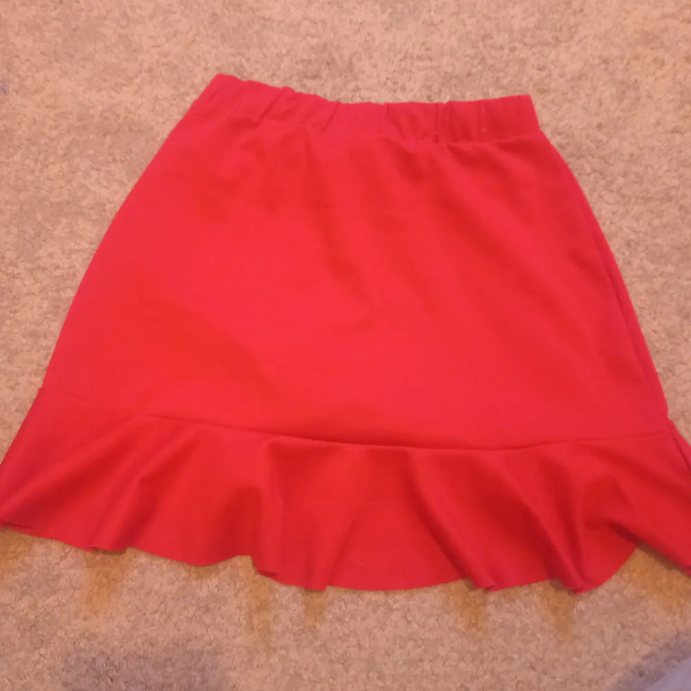 En röd kjol med volang från Lindex i st 134-140 men passar mig som har xs inga defekter . Kjolar.