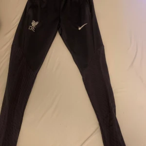 Liverpool tracksuit - Använda 2 gånger Max, Passar M då dem är långa i benen 
