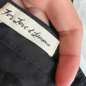 En Svart Kjol - Jag säljer en svart kjol med en split i mitten. Det är en helt ny kjol som aldrig är använd med små små knappar på💗💗Eftersom jag inte vet priset helt så är jag öppen för prisdiskussitioner 