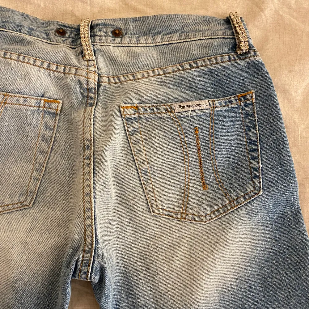 Blåa lågmidjade bootcut Fornarina jeans, som är köpta på plick men som tyvär är små för mig. Inga defekter/hål och dom är som nya 💞💞 dom har även snygga diamanter (går att ta bort!). Jeans & Byxor.