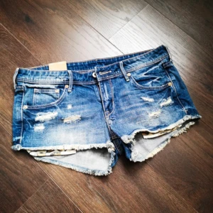 Blå jeansshorts - Säljer dessa otroligt snygga jeansshorts från hm med leopard fickor🐆då de var lite stora. st 40 och midjemåttet är 44. Aldrig användbar, hör av er vid frågor, pris kan diskuteras💘mid/Low Rise beroende storlek