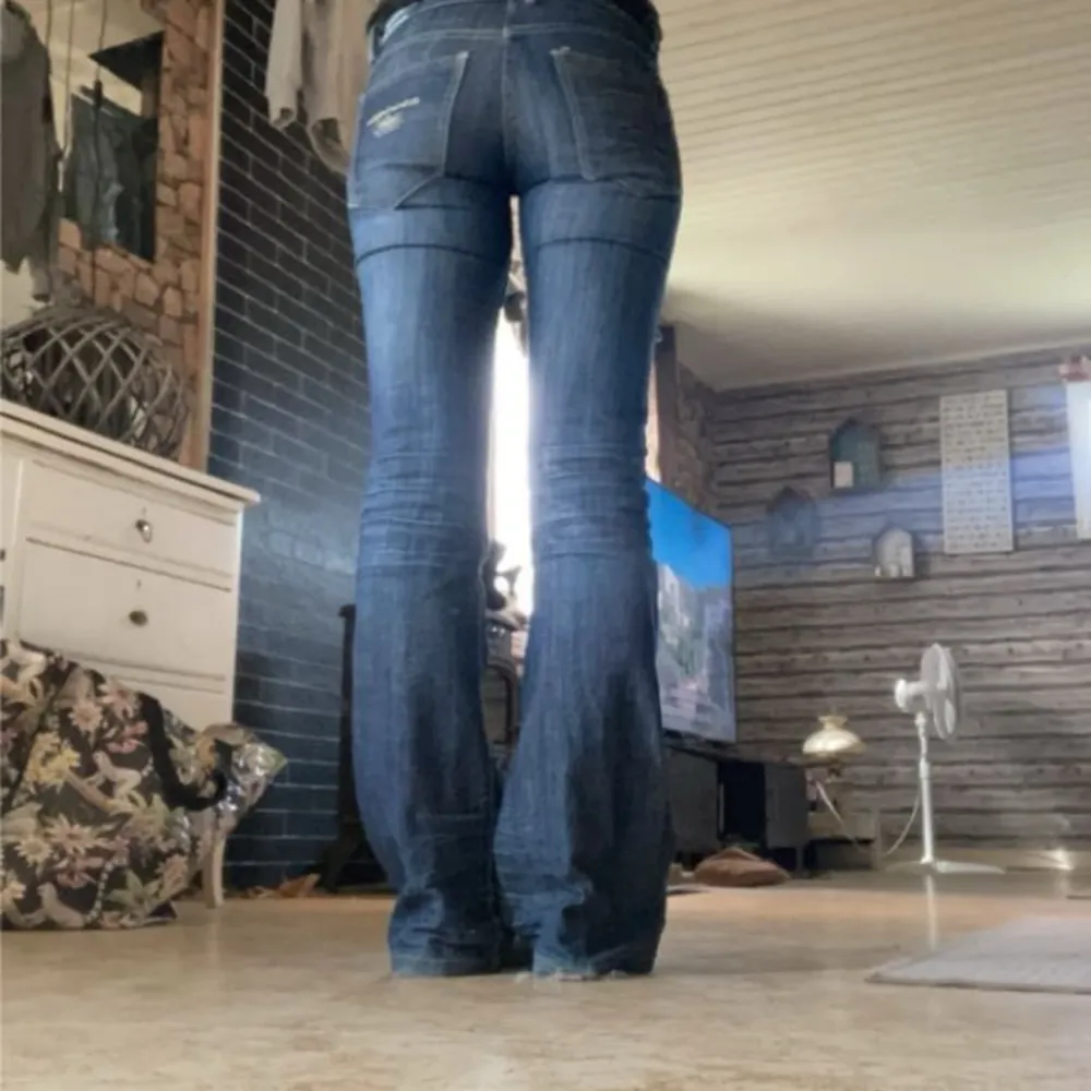 Hej säljer ett par jeans åt min tjej mörkblå men en liten text på fickan midje mått 36 cm innerbenslängd 82 cm, mer bilder finns bara att höra av sig. Jeans & Byxor.
