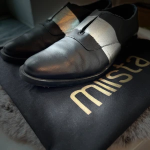 Miista  loafers 38 - Miista skor i storlek 38. Använda vid 2-3 tillfälle, super sköna och mjuka. Kostade ca 3000 kr. Mitt pris 800 kr