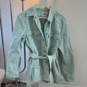 Ljusgrön jeansjacka - Superfin jacka i väldigt gott skick!💞