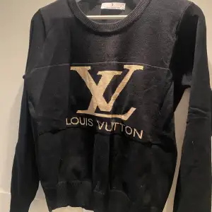Fin Louis Vuitton tröja. Passar S/M. Ny! 