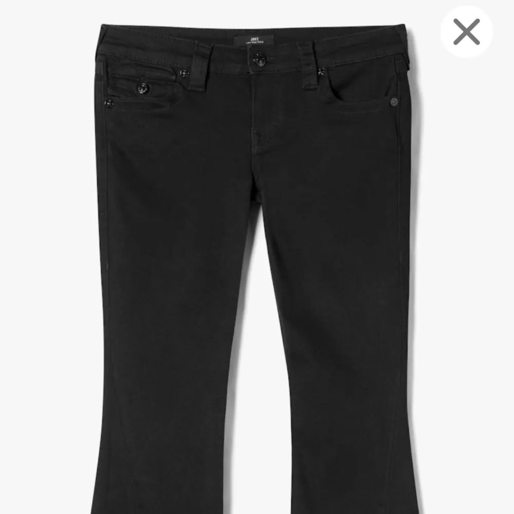 Helt oanvända svarta true religion jeans som är i topp skick. Skriv för fler frågor och bilder🥰 Nypris 1199.. Jeans & Byxor.