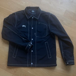 Stüssy Nylon Jacket - Perfekt allround övergångsjacka! Svart med vita sömmar. 100% nylon. Inte använts mycket, därmed i mycket fint skick. Storlek M, skulle även passa L. Frågor och prisförslag i pm!