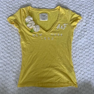 Snygg sommar topp strl S 💛🌼🌞✨ - Jätte fin och somrig topp i strl S 🌟 Toppen är i fint skick, har en snygg urringning och coola 3D blommor som detalj 🌼  Hör av dig för fler bilder eller vid frågor ✨ 