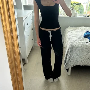 Linnebyxor  - Lågmidjade linnebyxor från märket Roxy. Köpte för 600kr, säljer för 350kr. De är i väldigt bra skick och har storleken M. Säljer pga att de är för stora 💞