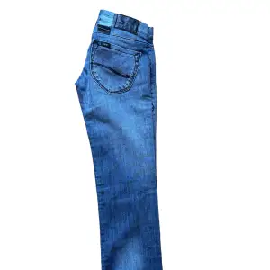 Säljer min bootcut jeans från Lee. Den är i jätte bra skick, inga fläckor, inga hål etc. Säljer för att dem passar inte mig.