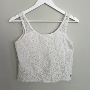 Linne spets virkad, strlk S, Abercrombie & Fitch - Linne från Abercrombie & Fitch Kort modell  virkad / broderad / spets  Storlek S 