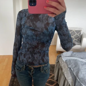 Genomskinlig topp - Snygg topp med coolt mönster