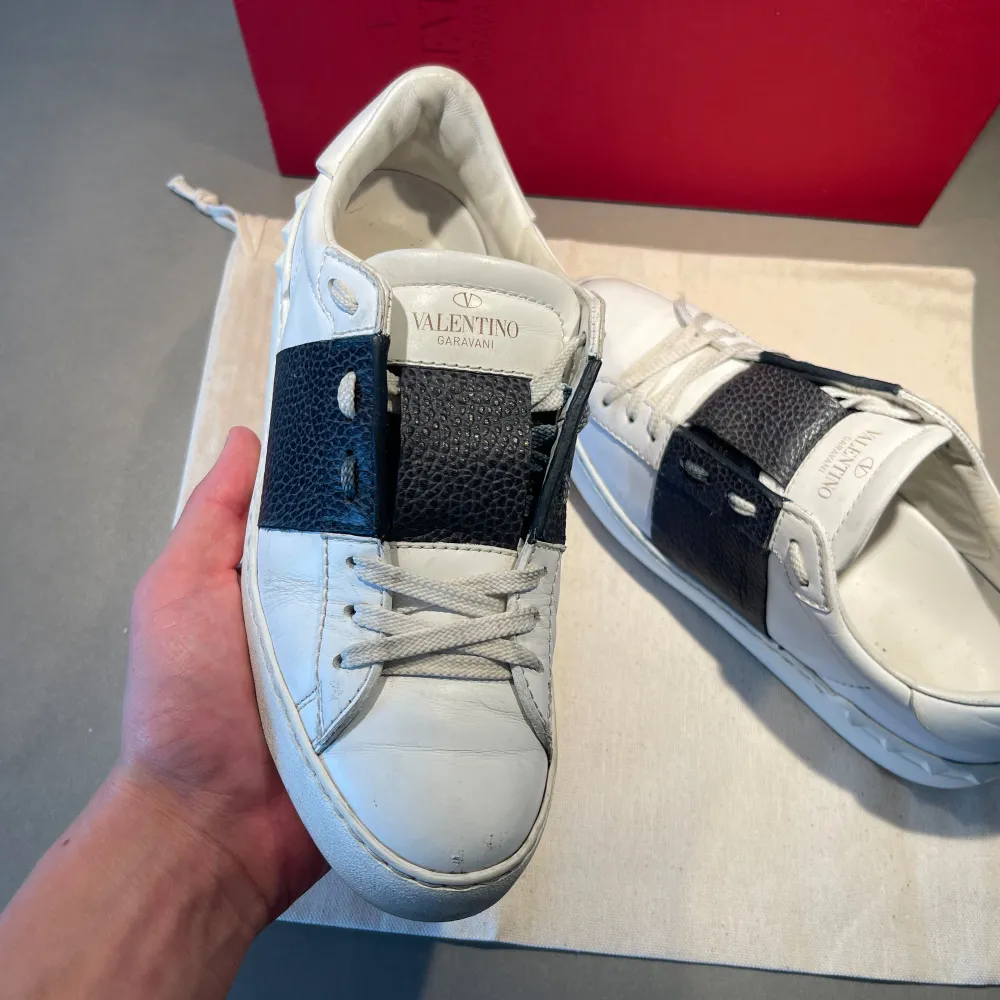 Hej! Säljer nu dessa sjukt snygga vita Valentino open skorna med en blå kontrastfärg. Fint skick men anvädna, Storlek 36,5 men passar 0,5-1 storlek större. Tillkommer skopåse & kort. Kan frakta eller mötas upp i Kungälv. PM 📩för fler frågor/bilder :). Skor.