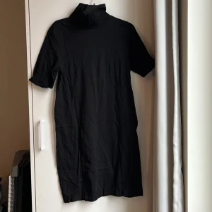 Svart klänning NA-KD - Fin klänning från NA-KD! Passar bra som casual wear men är också perfekt om man vill klä ut sig till Mavis från Hotell Transylvanien på halloween (vilket jag gjorde)😁 Har också typ knästrumpor till mavisutklädnaden om det hade varit intressant☺️
