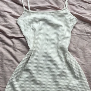Sommarklänning  - Super gullig vit sommar klänning med ett extra tyg på insidan så att den inte är genomskinlig! Köpt för kanske två sommar sen men endast använt den 2ggr💕