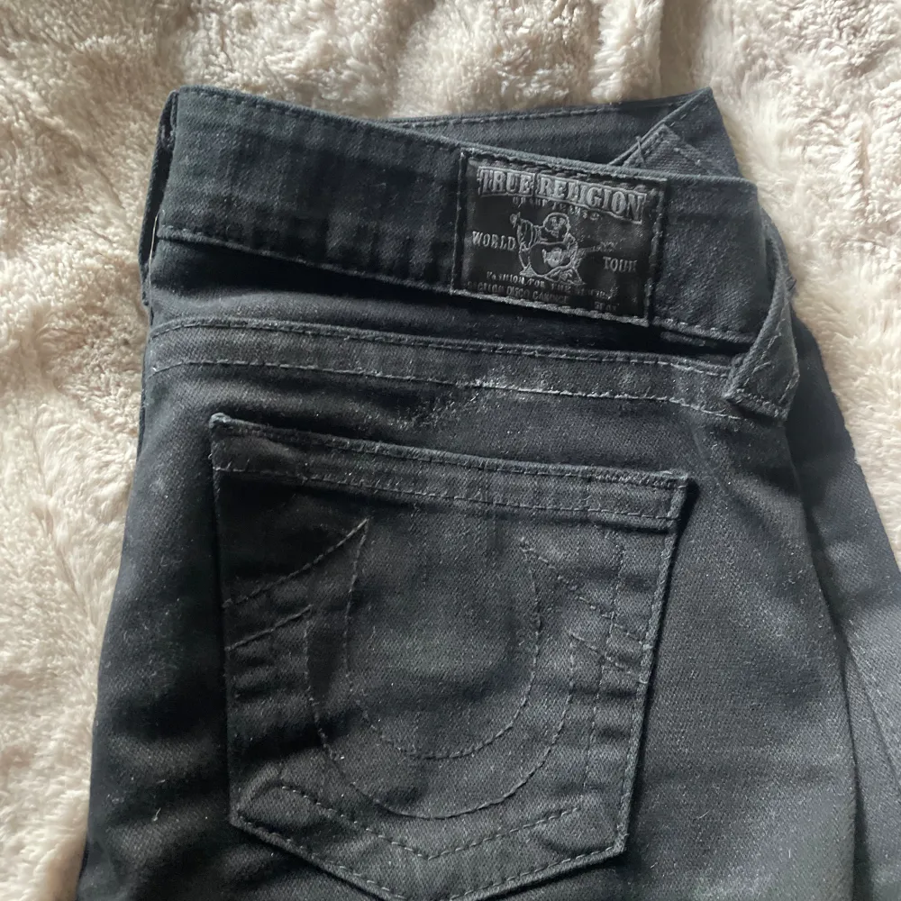 Säljer mina jättesnygga true religon jeans pga att dom är alldeles för långa på mig / för stora och är därför inte riktigt nöjd med passformen. Men dom är i nytt skick och har inga defekter men skriv om ni har frågor eller vill ha mer bilder!🩷🩷. Jeans & Byxor.