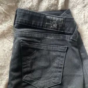 Säljer mina jättesnygga true religon jeans pga att dom är alldeles för långa på mig / för stora och är därför inte riktigt nöjd med passformen. Men dom är i nytt skick och har inga defekter men skriv om ni har frågor eller vill ha mer bilder!🩷🩷