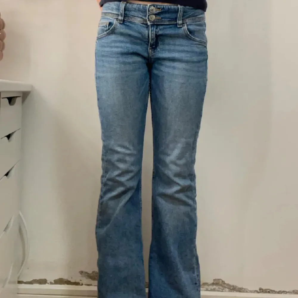 Fina low waisted bootcut jeans med fickor från Gina Young i nyskick. Kom privat vid frågor eller egna bilder 💕💕 (lånade bilder). Jeans & Byxor.