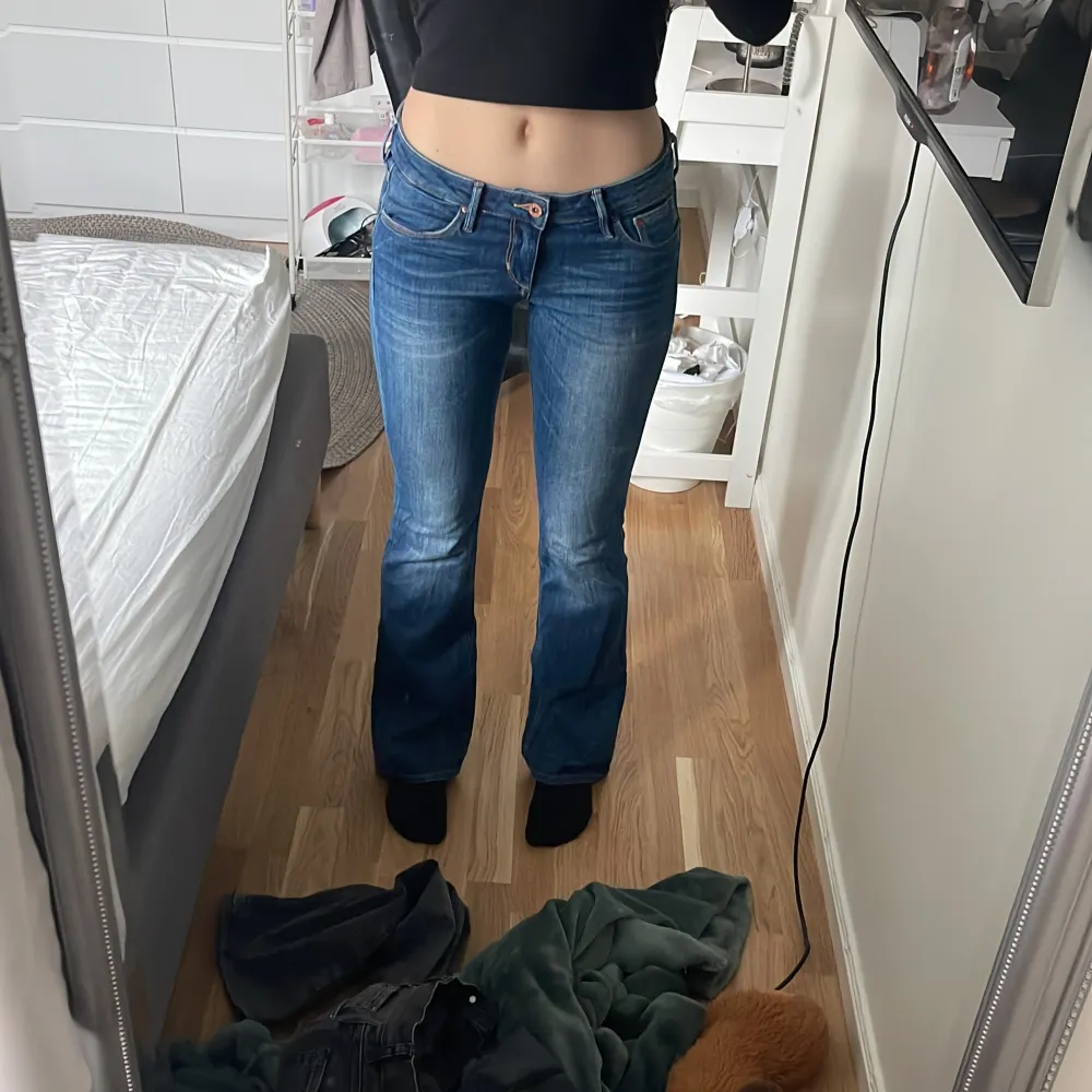Lågmidjade jeans storlek s. Passar mig bra i längden som är 169cm.. Jeans & Byxor.