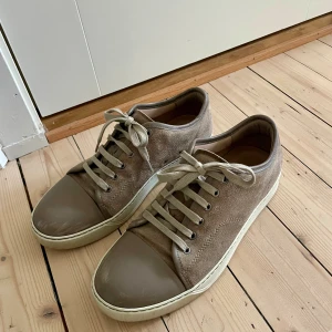 Lanvin skor i bra skicka - UK6/EU40 - Säljer ett par Lanvin skor som blivit försmå.  Inköpta på NK för några år sedan. Skorna är i bra skicka. Storlek UK6 - EU40, är stora i storlekarna så är 41-42. 