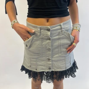 Jeanskjol med spets  - Fin kjol med insyddspetts nedtill 🐆🐆