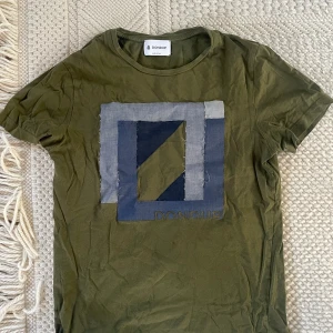 Grön Dondup t-shirt  - En grå dondup t-shirt i storlek M. Säljes i befintligt skick. Nypris ca 1900 