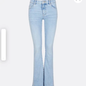 Low waist bootcut jeans - Från Bikbok i storlek S/36. Dom är lowwiast och bootcut. Köpte för 699kr för två veckor sedan men använder dom inte. Så helt nya 💕