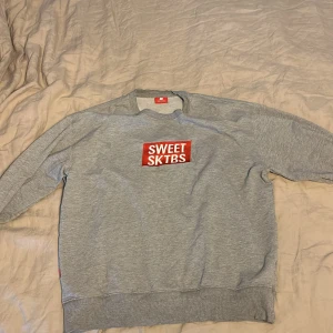 Sweet SKTBS Sweatshirt - Använd men fint skick 