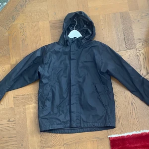 Didriksson Regnjacka - Nypris: Ca 1000 kr Mycket bra skick! Storlek: 160