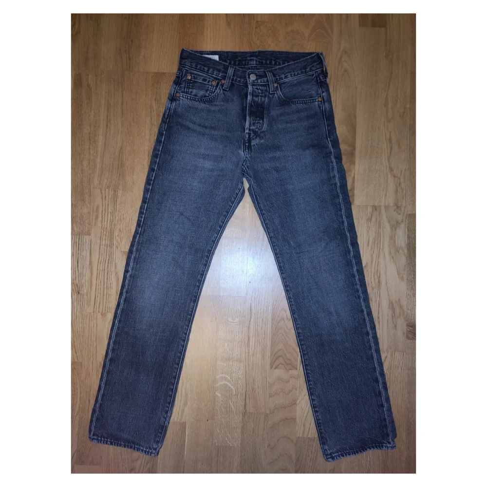 Svarta Levi's 501 W27 L30 Nyskick - oanvända . Jeans & Byxor.