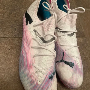 Puma fotbollsskor  - Väldigt fina skor från pumas senaste släpp. Storlek 40,5! Köpte och tyckte att de var väldigt fina men tyvärr lite för stora! Bara använd en gång och ser helt nya ut! Nypris 2400 säljer för 1000. Skriv om ni vill diskutera något😃