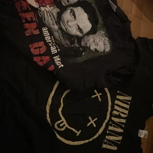 Green day & Nirvana tshirt - Använda tshirts med Green day och nirvana tryck. Green day tröjan är S/M och nirvana tröjan är M. 200kr för båda 100kr för en.