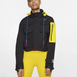 Off white x Nike jacka  - Nike x off white jacka i bomull. Svart med gula detaljer. Snygg som både träningsjacka och till vardags. Storlek xs men passar även s. 