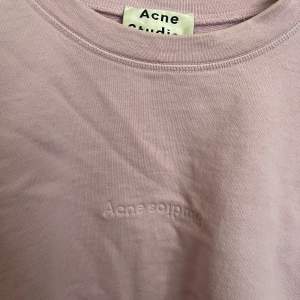Rosa/lila sweatshirt från Acne Passar XS-M 