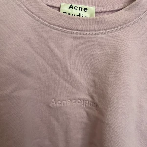 Acne Sweatshirt - Rosa/lila sweatshirt från Acne Passar XS-M 