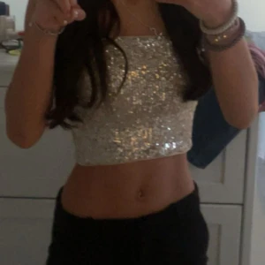 Glittrig tubtopp - Så jövla snygg glittrig tubtopp som skulle vara så snygg till nån fest eller nyår!! Använd 1 gång! Från Hm💕