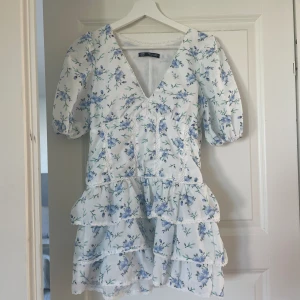 sommarklänning - Säljer denna klänningen i storlek s då den tyvärr är lite för kort för mig som är 170 cm🩷