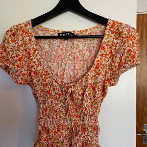 Blur från Motel - Orange blus från Motel använd två ggr