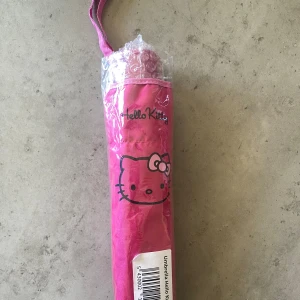 Hello kitty paraply - Helt ny, rosa paraply. Till vuxna, ej barnstorlek. Först till kvarn den ligger ute på flera sidor! 