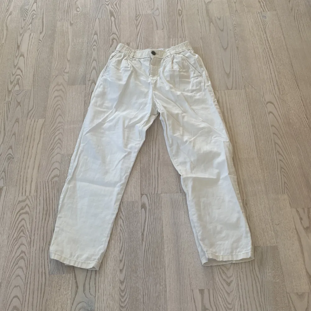 Tjena säljer feta linne byxor som passar perfekt till sommarn, knappast använda 9/10 skick.. Jeans & Byxor.