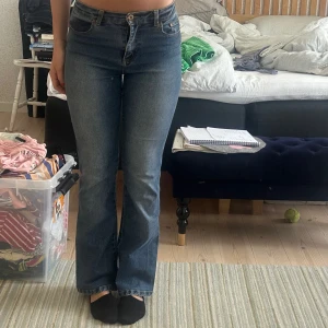 Jeans - Köpta förra sommaren men använda Max 3 ggr. Står ingen storlek men jag har vanligtvis 36 så skulle säga att det passar en S! 