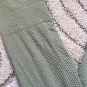 Ljusgröna Träningsbyxor från RÖHNISCH - Supervacker somrig färg på dessa träningsbyxor!💚Jag säljer dessa eftersom jag aldrig använder dem!  Pris - 350kr + frakt som tillkommer (nypris 700kr) Skick - Bra! Använda ett fåtal gånger Modell - högmidjade och stretchiga träningsbyxor!  