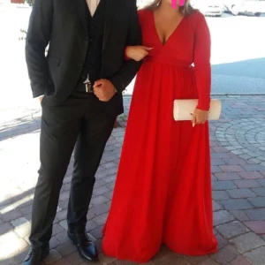 Röd balklänning  - Säljer min balklänning i rött. Den är köpt på Nelly.com, storlek L. Långärmad, öppning i ryggen med en liten dragkedja. Använd en dag❤️