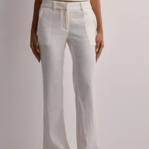 Vita linnebyxor - Jättesnygga linnebyxor från Nelly!! Prislapp kvar🥰💗😍🤩(säljer för samma pris på hemsidan då de nästan är slut i lager)