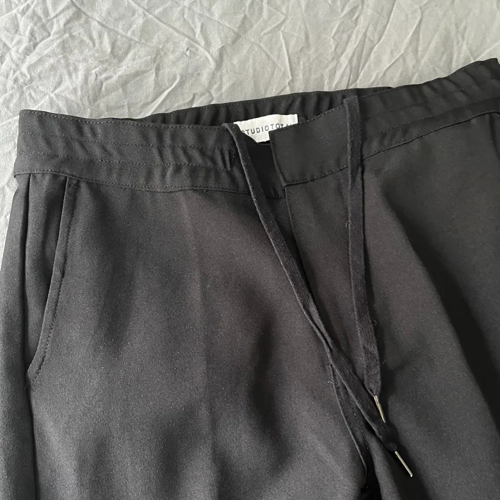 Svarta kostymbyxor från Studio Total, storlek medium. Mycket fint skick, oanvända. Säljes för 200 kr👖. Jeans & Byxor.