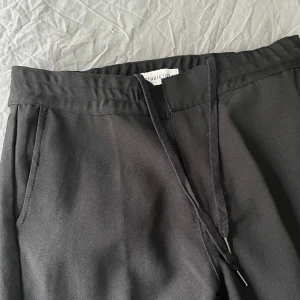 Svarta kostymbyxor herr  - Svarta kostymbyxor från Studio Total, storlek medium. Mycket fint skick, oanvända. Säljes för 200 kr👖