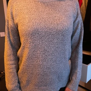 Stickad tröja - Grå stickad tröja från Lager 157 i storlek M, jättefin och skönt❤️